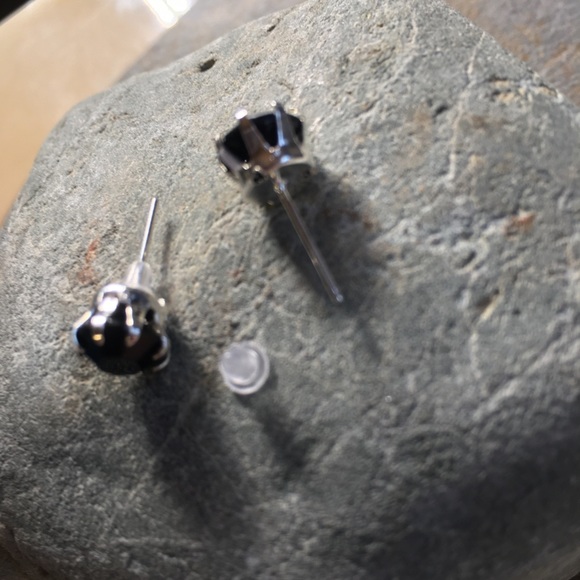 💥 Sale 💥 2 for $10 NWOT black glass silver post earrings BOGO - Picture 6 of 6